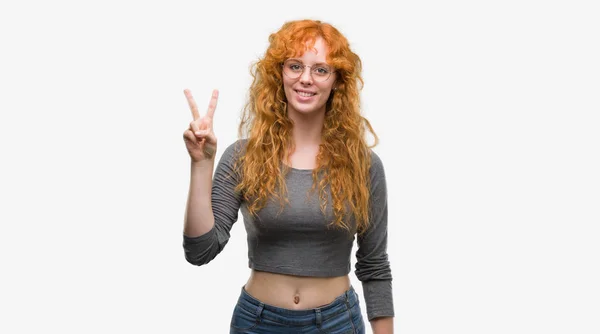 Gösterilen Parmakları Ile Işaret Genç Kızıl Saçlı Kadın Ikincisi Ise — Stok fotoğraf