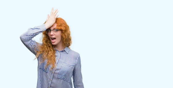 年轻的红发商务的女人惊讶地用手在头上犯错 记错了 坏记忆概念 — 图库照片