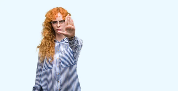 Genç Redhead Bussines Kadın Elin Avuç Durağı Şarkı Yapıyor Negatif — Stok fotoğraf