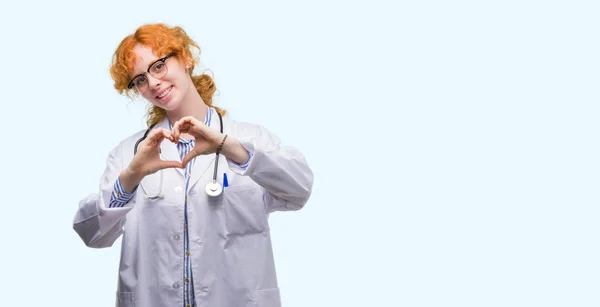 Mulher Ruiva Jovem Vestindo Uniforme Médico Sorrindo Amor Mostrando Símbolo — Fotografia de Stock