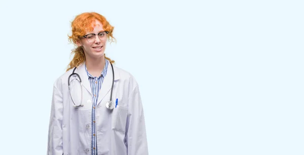 Giovane Rossa Donna Indossa Medico Uniforme Ammiccante Guardando Fotocamera Con — Foto Stock