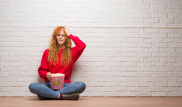 Junge Rothaarige Frau Die Gestresst Mit Der Hand Auf Dem — Stockfoto