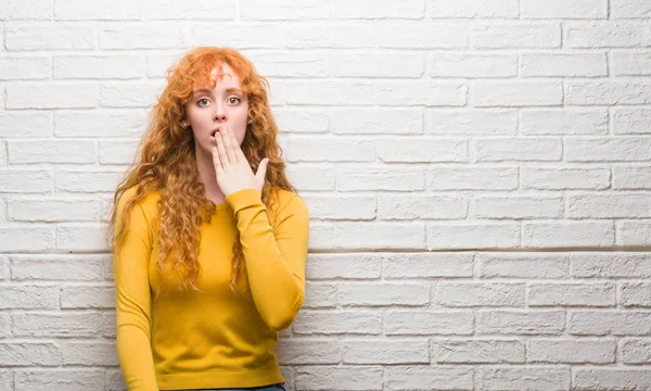 Mujer Pelirroja Joven Pie Sobre Pared Ladrillo Cubrir Boca Con — Foto de Stock