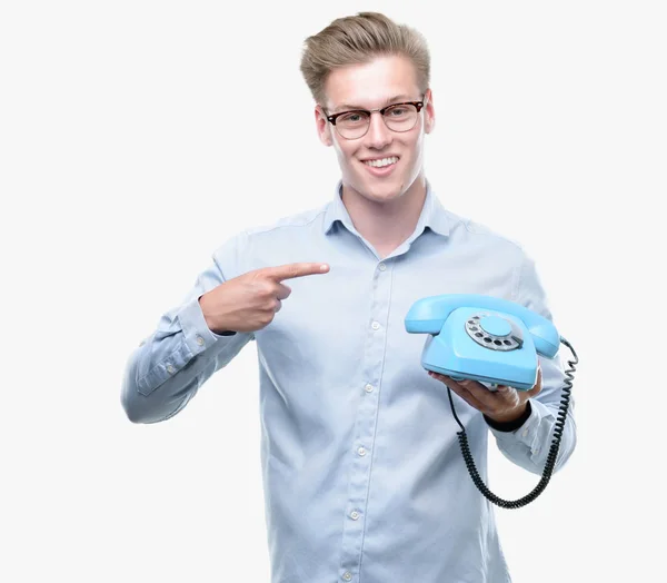 Jovem Bonito Loiro Homem Segurando Vintage Telefone Muito Feliz Apontando — Fotografia de Stock