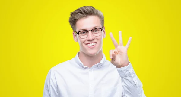 Junger Schöner Blonder Mann Der Mit Finger Nummer Drei Zeigt — Stockfoto