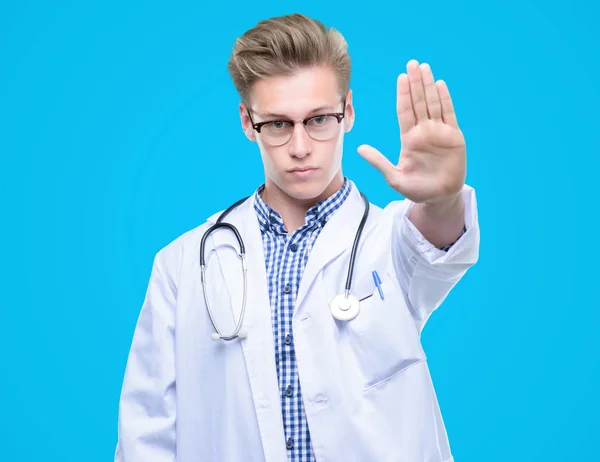 Jonge Knappe Blonde Dokter Met Open Hand Doen Stopbord Met — Stockfoto