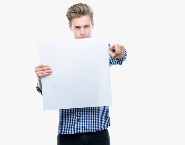 Jovem Homem Loiro Bonito Segurando Banner Apontando Com Dedo Para — Fotografia de Stock