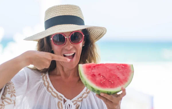 Brunette Vrouw Van Middelbare Leeftijd Door Zee Eten Watermeloen Erg — Stockfoto