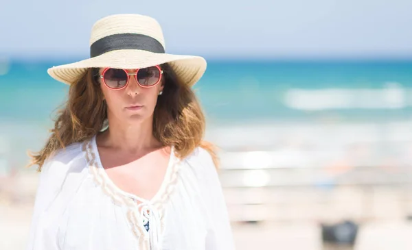 Brünette Frau Mittleren Alters Mit Sommermütze Urlaub Strand Mit Selbstbewusstem — Stockfoto