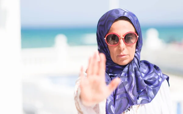 Femme Arabe Brune Moyen Âge Près Piscine Portant Des Lunettes — Photo