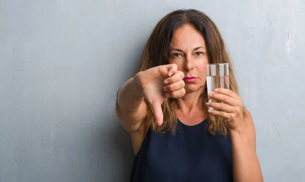 Mulher Hispânica Meia Idade Bebendo Copo Água Com Rosto Irritado — Fotografia de Stock