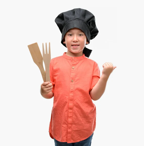 Темноволоса Маленька Дитина Уніформі Шеф Кухаря Вказує Рукою Пальцем Вгору — стокове фото