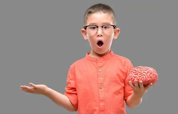 Criança Cabelos Escuros Com Óculos Segurando Cérebro Muito Feliz Animado — Fotografia de Stock