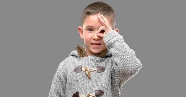 Niño Moreno Vistiendo Abrigo Con Cara Feliz Sonriendo Haciendo Buen —  Fotos de Stock