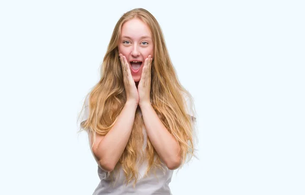Blonde Teenager Woman Scared Shock Surprise Face Afraid Excited Fear — Stock Photo, Image
