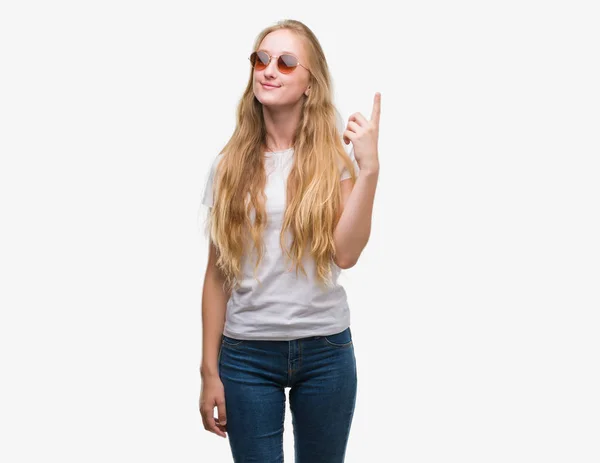 Blonde Teenager Frau Mit Sonnenbrille Überrascht Mit Einer Idee Oder — Stockfoto