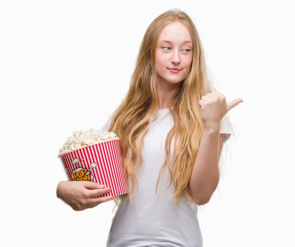 Bionda Adolescente Donna Mangiare Pop Corn Puntando Mostrando Con Pollice — Foto Stock