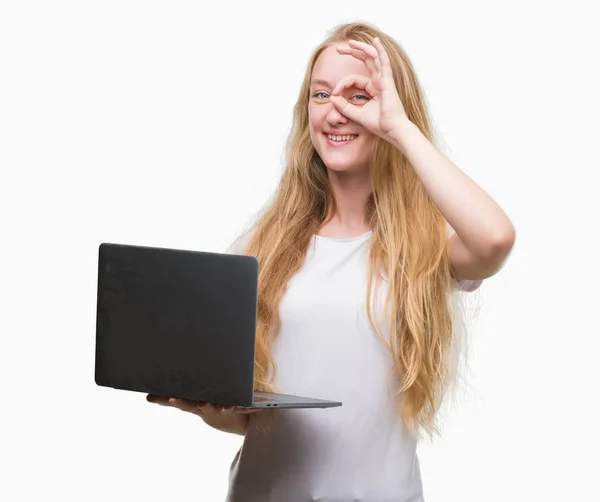 金发女郎使用电脑膝上型电脑与快乐的脸微笑做 标志用手在眼睛看通过手指 — 图库照片