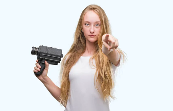 Блондинка Підліток Зйомки Тримає Супер Відеокамер Вказуючи Пальцем Камеру Знак — стокове фото