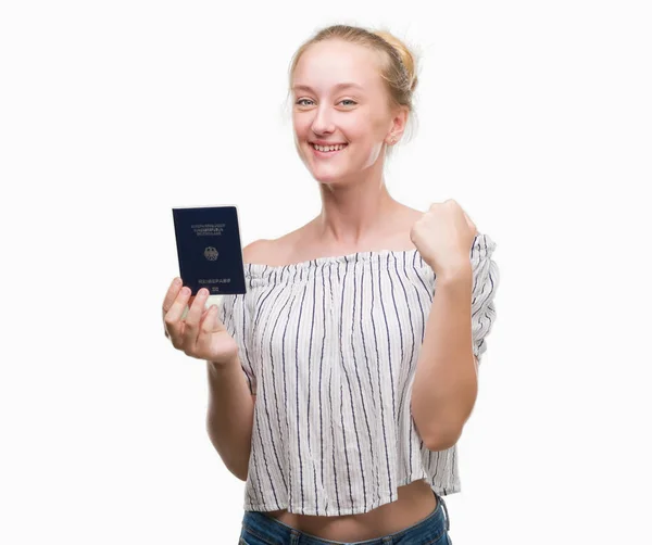 Mulher Adolescente Loira Segurando Passaporte Alemanha Gritando Orgulhoso Celebrando Vitória — Fotografia de Stock