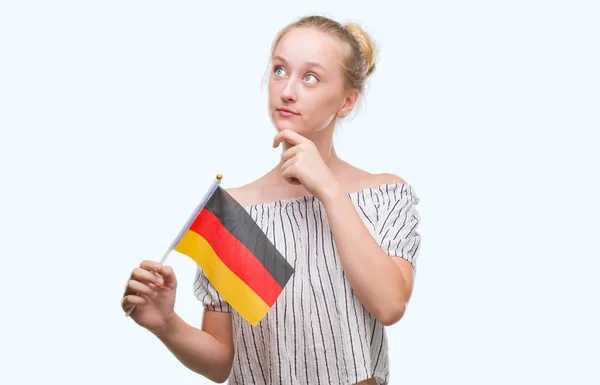 Έφηβος Ξανθιά Γυναίκα Που Κρατά Την Σημαία Της Γερμανίας Σοβαρό — Φωτογραφία Αρχείου