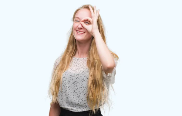 Blonde Teenagerin Maulwurfshemd Macht Geste Mit Lächelnder Hand Augen Blicken — Stockfoto