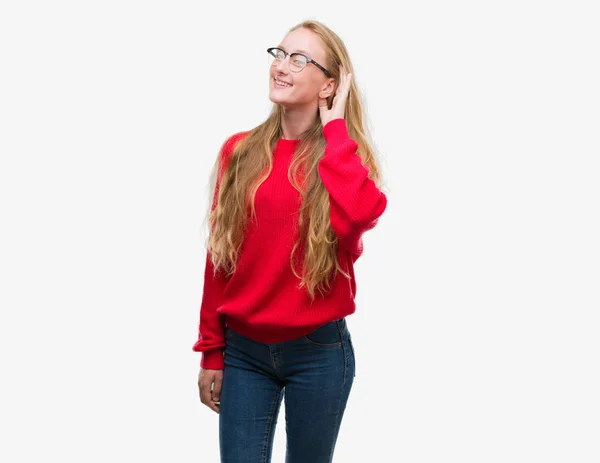 Adolescente Blonde Portant Pull Rouge Souriant Avec Main Sur Oreille — Photo