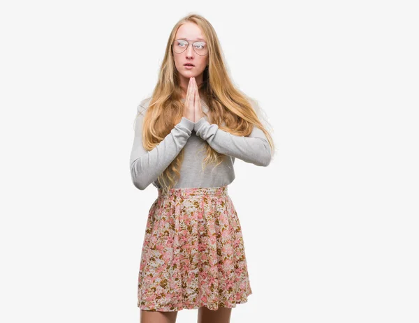 Блондинка Подросток Цветочной Юбке Просит Молится Руками Вместе Выражением Надежды — стоковое фото