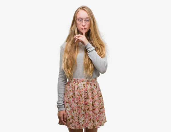 Mulher Adolescente Loira Usando Saia Flores Pedindo Para Ficar Quieta — Fotografia de Stock