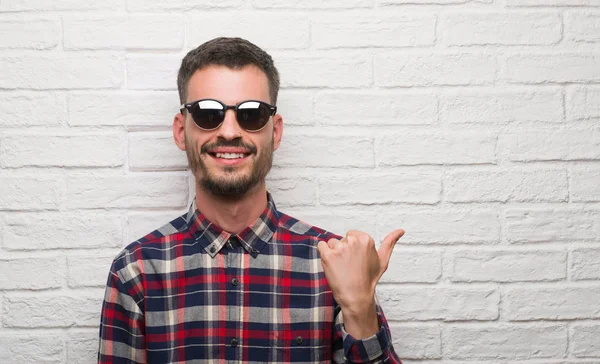 Giovane Uomo Adulto Che Indossa Occhiali Sole Piedi Sopra Muro — Foto Stock