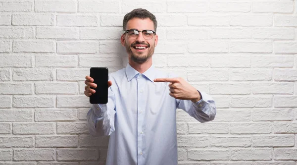 Joven Hombre Adulto Hablando Por Teléfono Pie Sobre Pared Ladrillo — Foto de Stock