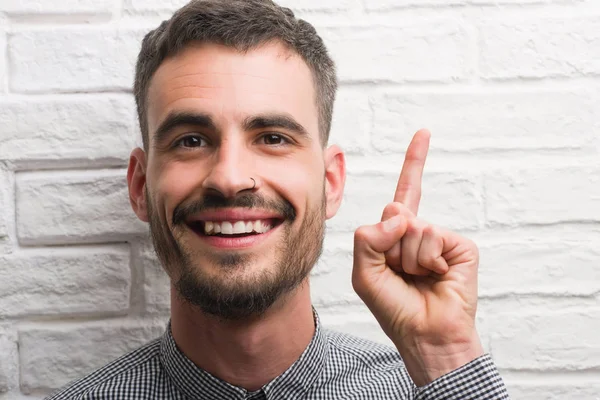 Hombre Adulto Joven Pie Sobre Pared Ladrillo Blanco Sorprendido Con — Foto de Stock