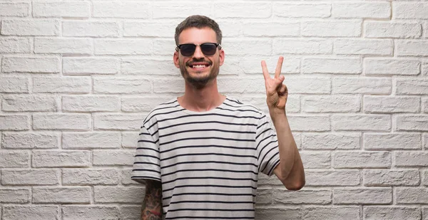 Joven Hombre Adulto Con Gafas Sol Pie Sobre Pared Ladrillo —  Fotos de Stock