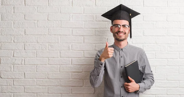 Hombre Adulto Joven Sobre Pared Ladrillo Con Gorra Graduación Feliz — Foto de Stock