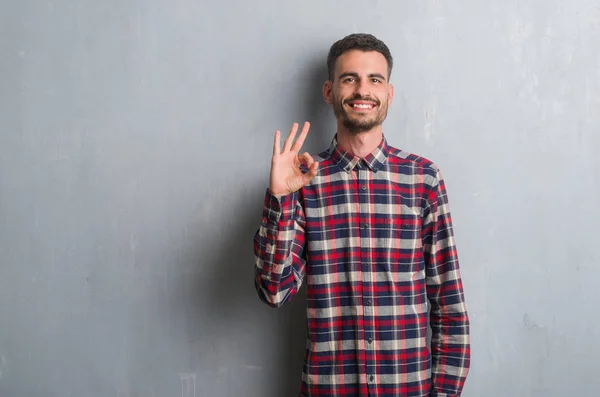 Giovane Uomo Adulto Piedi Sopra Muro Grunge Grigio Facendo Segno — Foto Stock