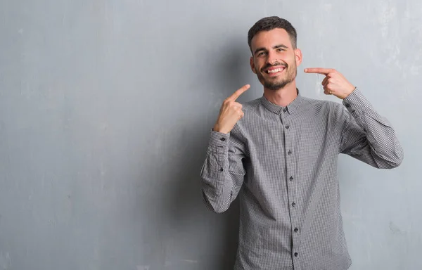 Homem Adulto Jovem Sobre Parede Grunge Cinza Sorrindo Confiante Mostrando — Fotografia de Stock