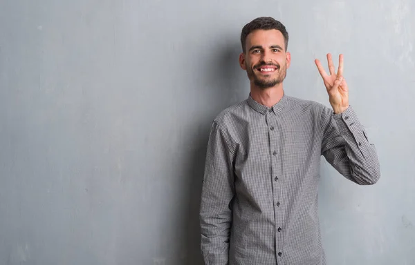 Genç Yetişkin Adam Gösterilen Parmakları Ile Işaret Gri Grunge Duvarın — Stok fotoğraf