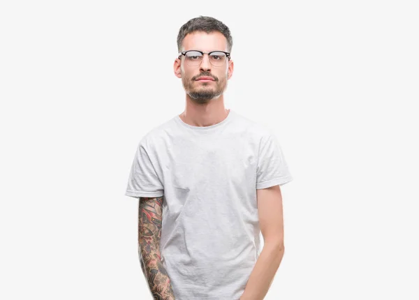 Ung Tatuerad Vuxen Man Med Allvarliga Uttryck Ansiktet Enkel Och — Stockfoto