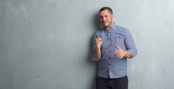 Giovane Uomo Caucasico Sul Muro Grigio Grunge Espressione Disgustata Dispiaciuto — Foto Stock