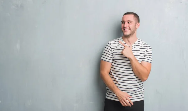 Joven Hombre Caucásico Sobre Gris Pared Grunge Alegre Con Una — Foto de Stock