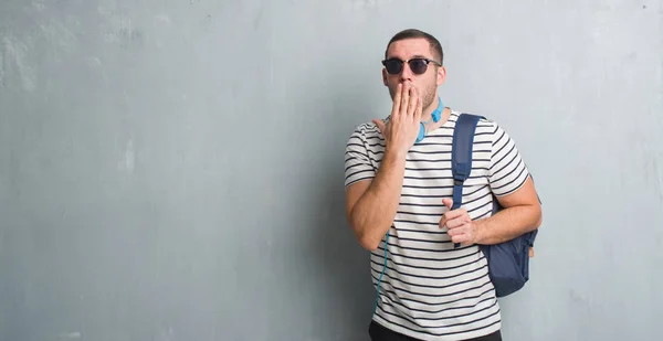 Joven Estudiante Caucásico Sobre Pared Grunge Gris Usando Auriculares Mochila — Foto de Stock