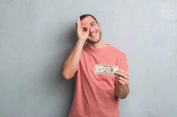 Joven Caucásico Hombre Sobre Gris Grunge Pared Mostrando Cinco Dólares —  Fotos de Stock