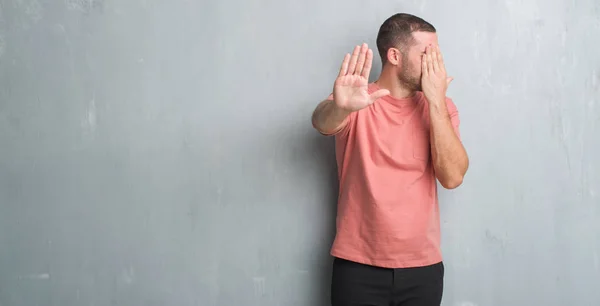 Gri Grunge Genç Beyaz Adam Eller Gözlerle Kaplama Duvar Stop — Stok fotoğraf