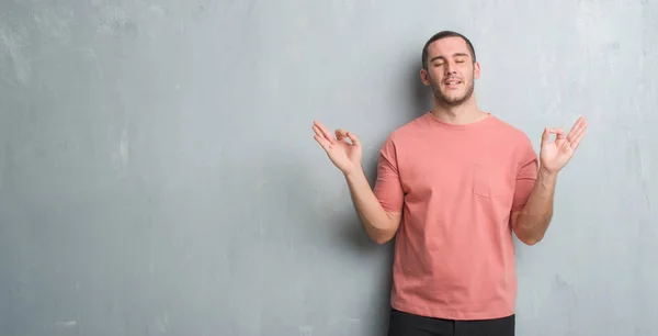 Jeune Homme Caucasien Sur Mur Gris Grunge Détendre Sourire Les — Photo