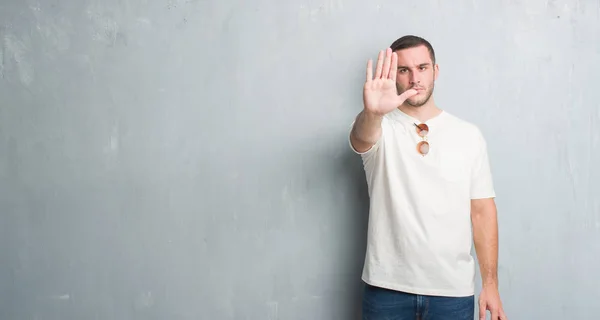 Junger Kaukasischer Mann Über Grauer Grunge Wand Mit Sonnenbrille Und — Stockfoto