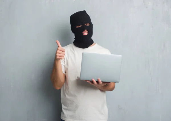 Jonge Kaukasische Hacker Man Grijs Grunge Muur Doen Cyber Aanval — Stockfoto