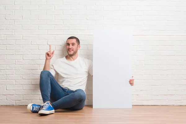 Junger Kaukasischer Mann Der Über Einer Weißen Ziegelmauer Sitzt Und — Stockfoto