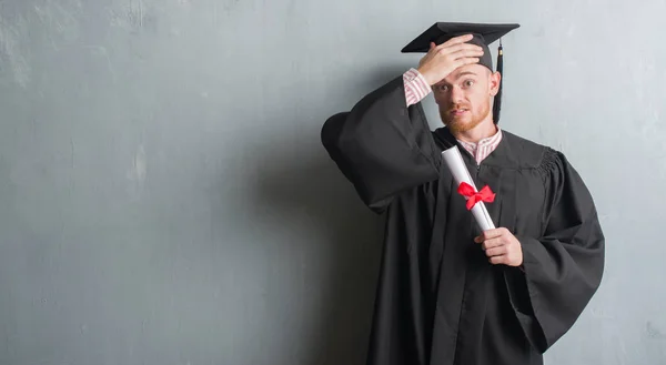 Mladá Zrzka Člověka Přes Zeď Šedá Grunge Uniformě Postgraduálním Vzděláním — Stock fotografie