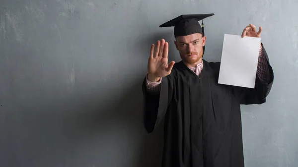 Mladá Zrzka Muž Přes Zeď Šedá Grunge Postgraduální Uniformě Drží — Stock fotografie