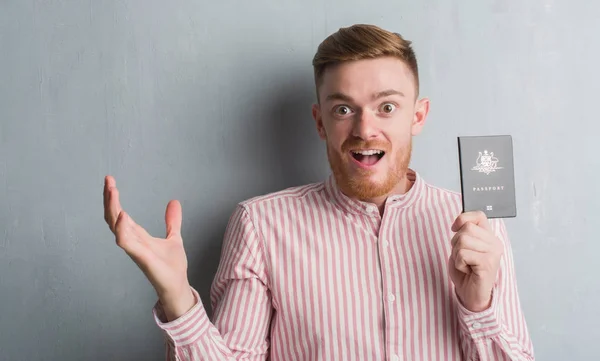 Joven Pelirrojo Sobre Pared Grunge Gris Sosteniendo Pasaporte Australia Muy —  Fotos de Stock